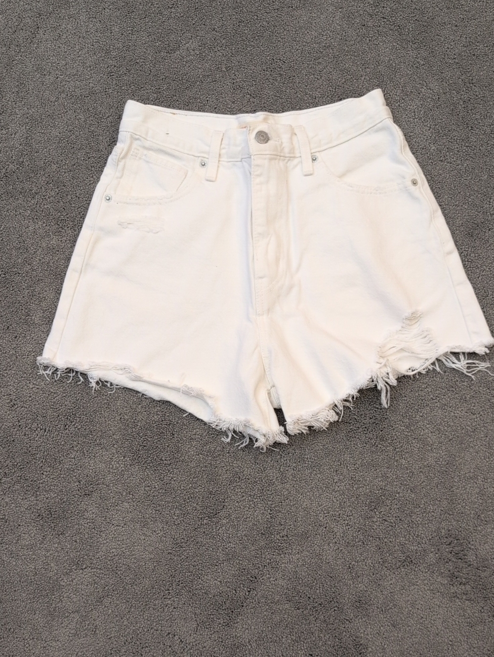 Levi's High-waisted Mom Shorts. White Distressed Denim Size 28